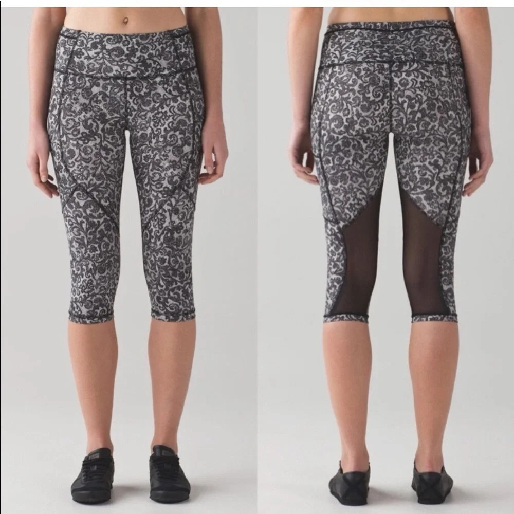 Lululemon leggings size 4 Outrun 17" Crop in Mini Cinder Lace White Black